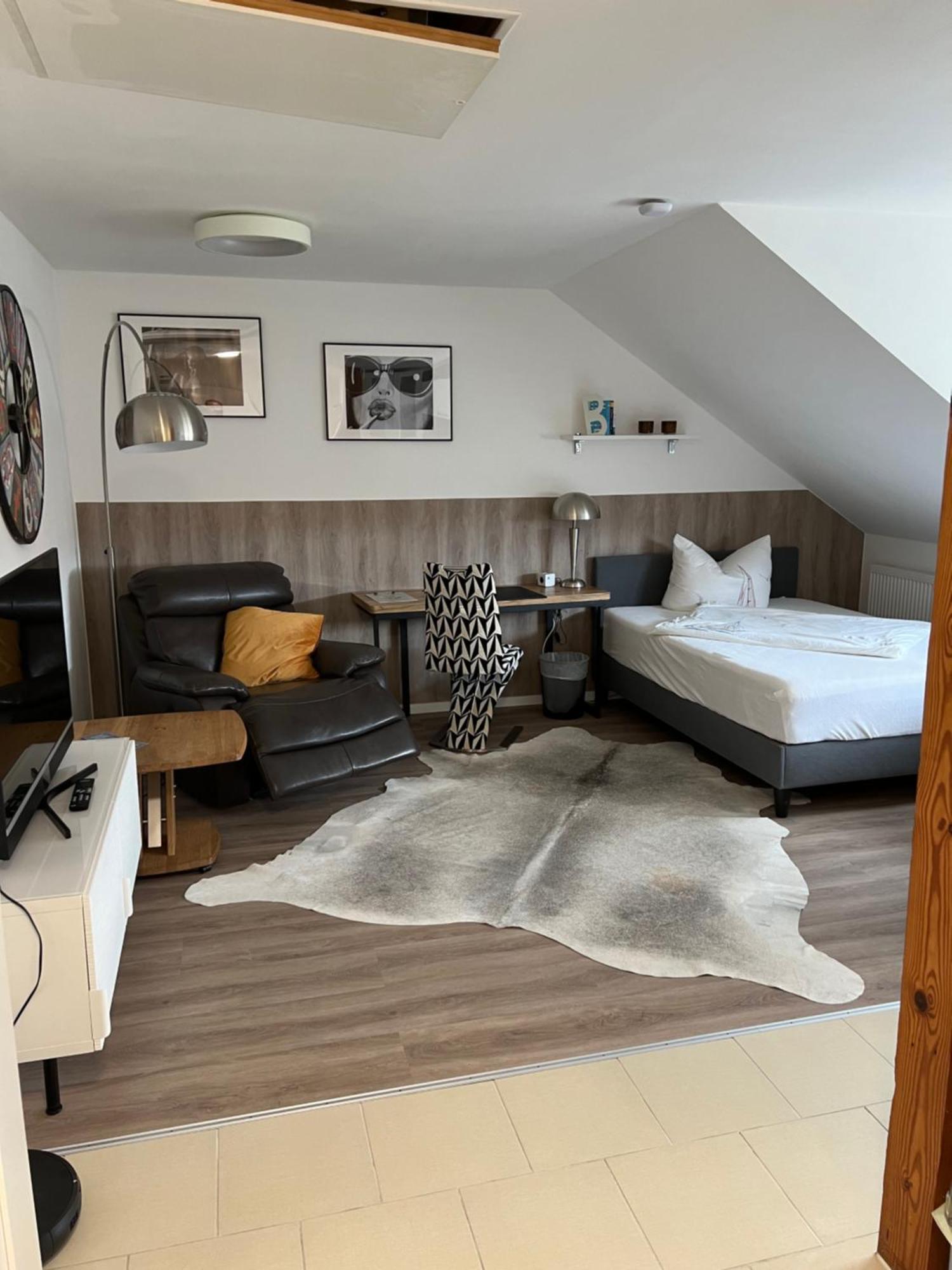 Grosse Gemuetliche Ferienwohnung Mit Klimaanlage, Parkplatz Inklusive Top ! Fürth Buitenkant foto