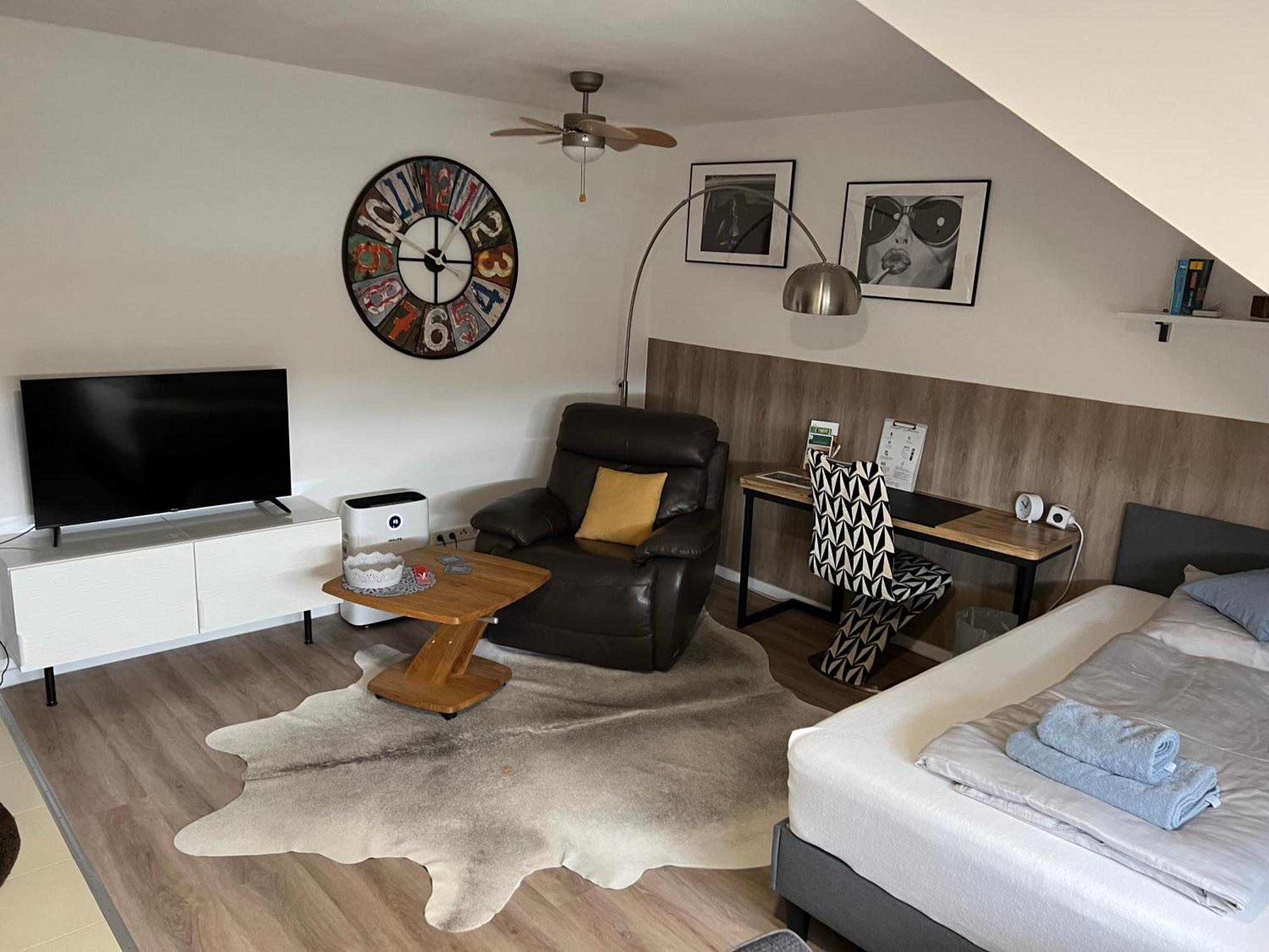 Grosse Gemuetliche Ferienwohnung Mit Klimaanlage, Parkplatz Inklusive Top ! Fürth Buitenkant foto