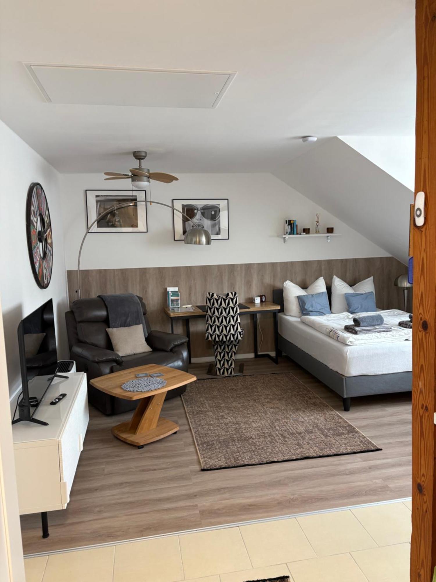 Grosse Gemuetliche Ferienwohnung Mit Klimaanlage, Parkplatz Inklusive Top ! Fürth Buitenkant foto