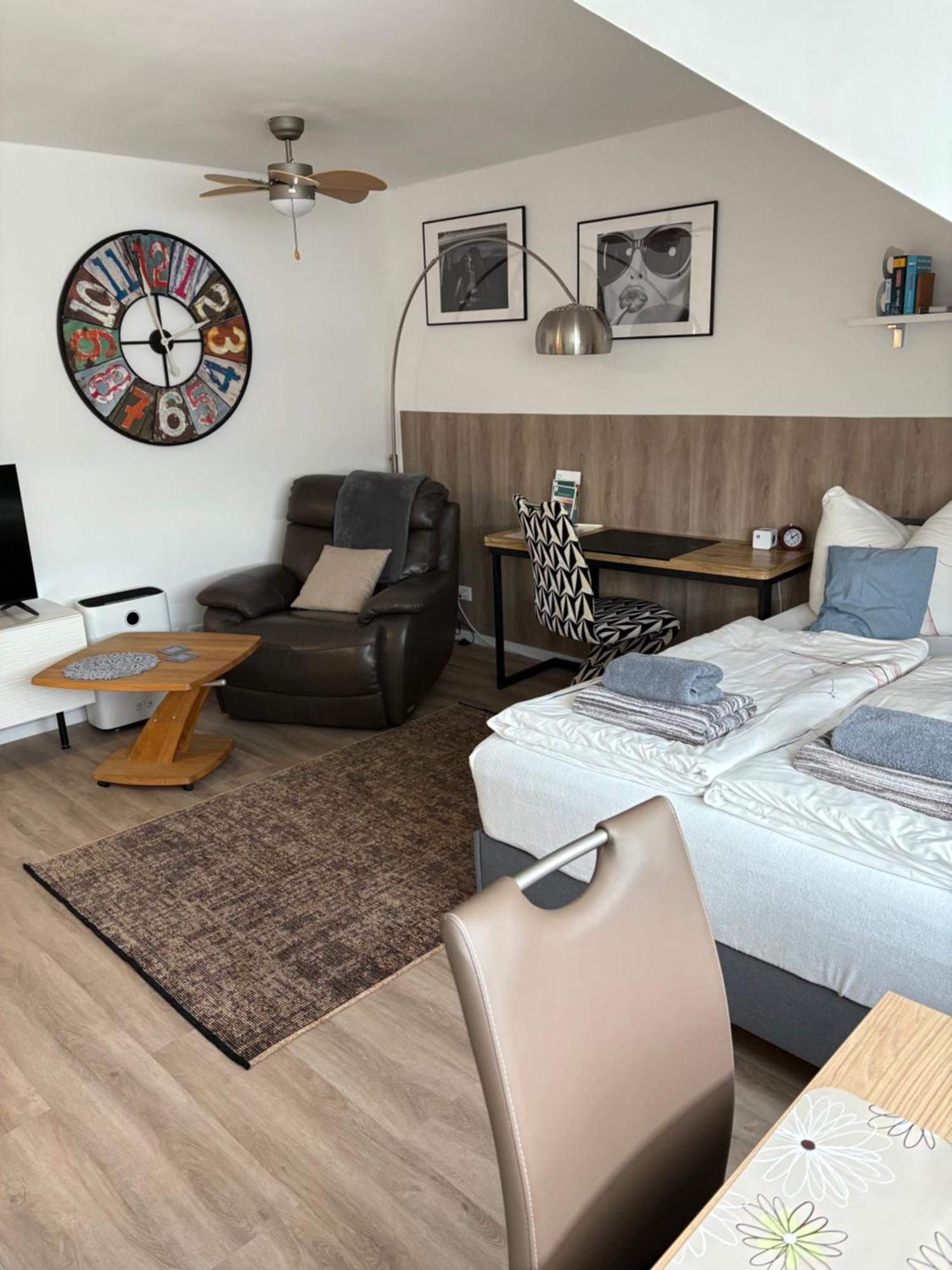 Grosse Gemuetliche Ferienwohnung Mit Klimaanlage, Parkplatz Inklusive Top ! Fürth Buitenkant foto